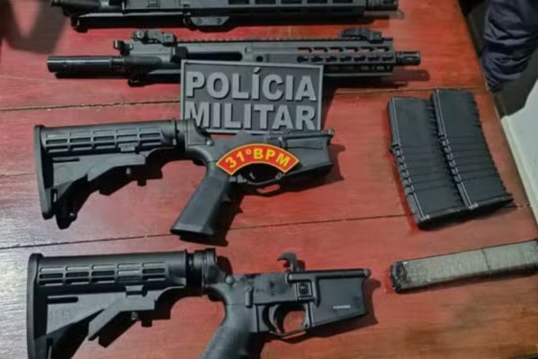 Mulher é presa com dois fuzis dentro de micro-ônibus na BR-316